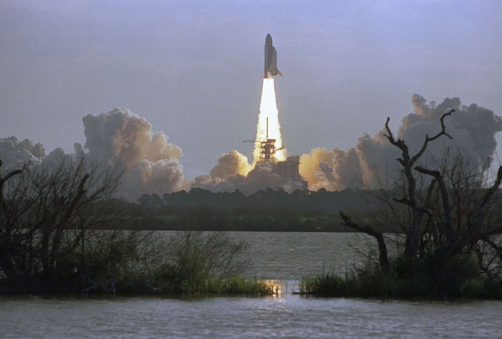Space U.S. Shuttle Discovery Take Off 1990